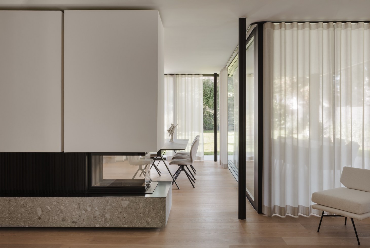 Exklusiver Essbereich mit Blick in den Garten