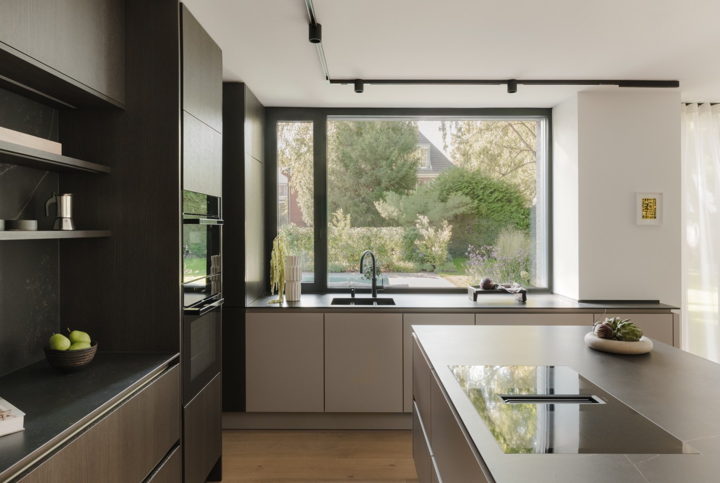 Rückansicht eines Einfamilienhauses mit grosszügigen Glaselementen und Besenstrichfassade