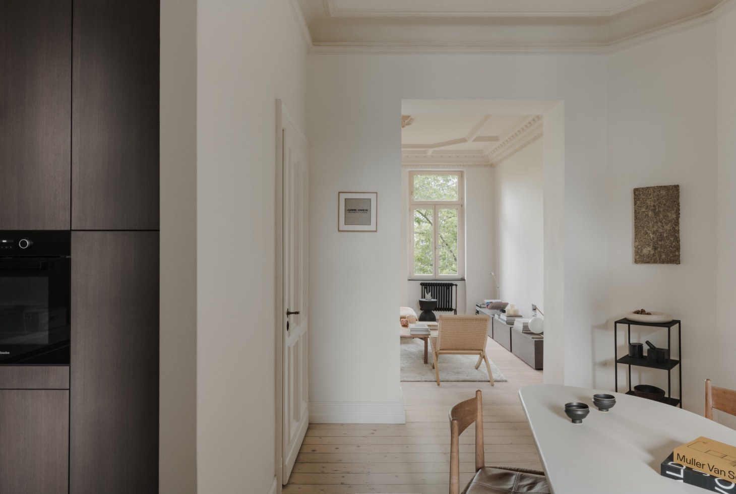 Rückansicht eines Einfamilienhauses mit grosszügigen Glaselementen und Besenstrichfassade