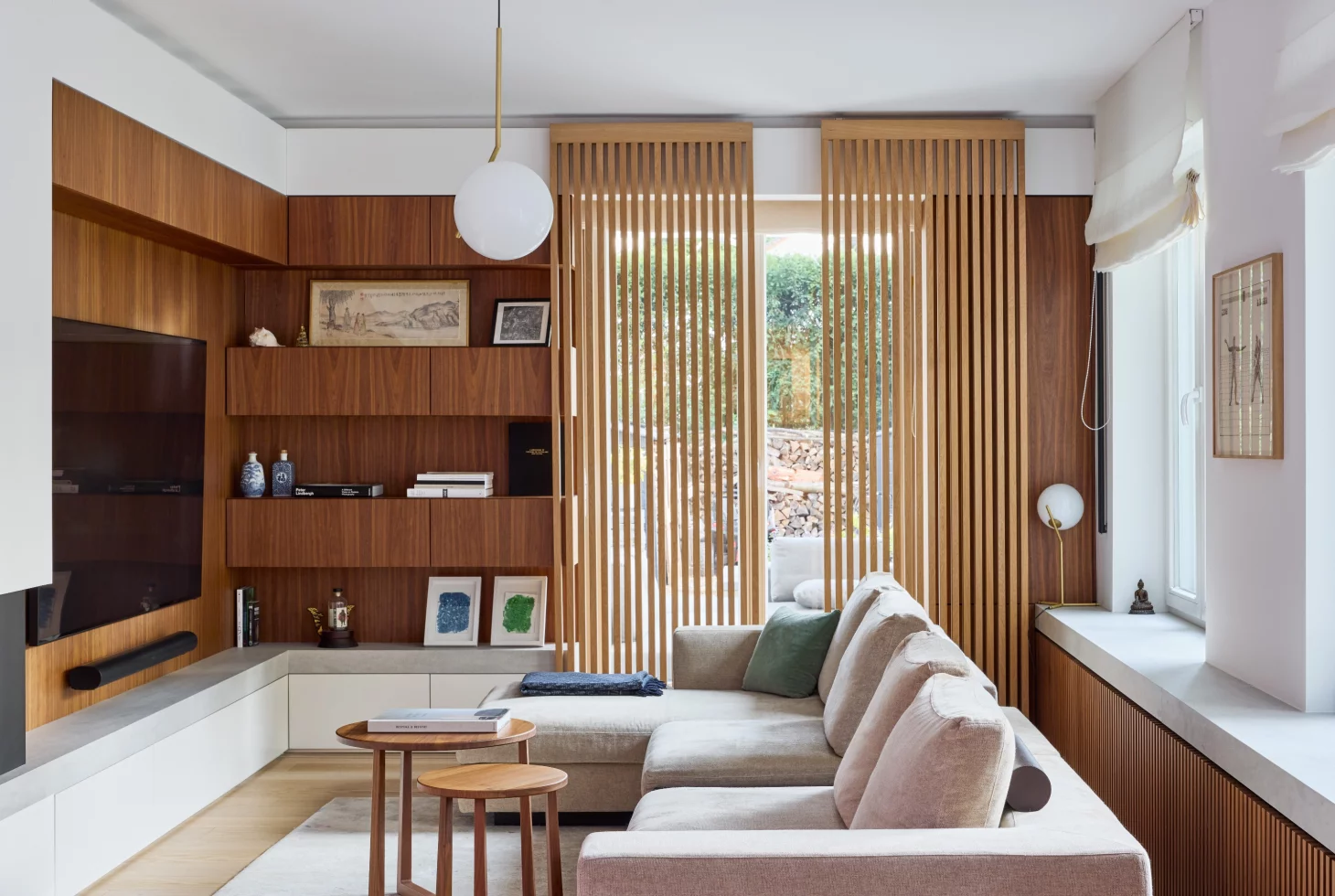 Wohnbereich mit TV Möbel aus Nussbaum und Eichelamellen