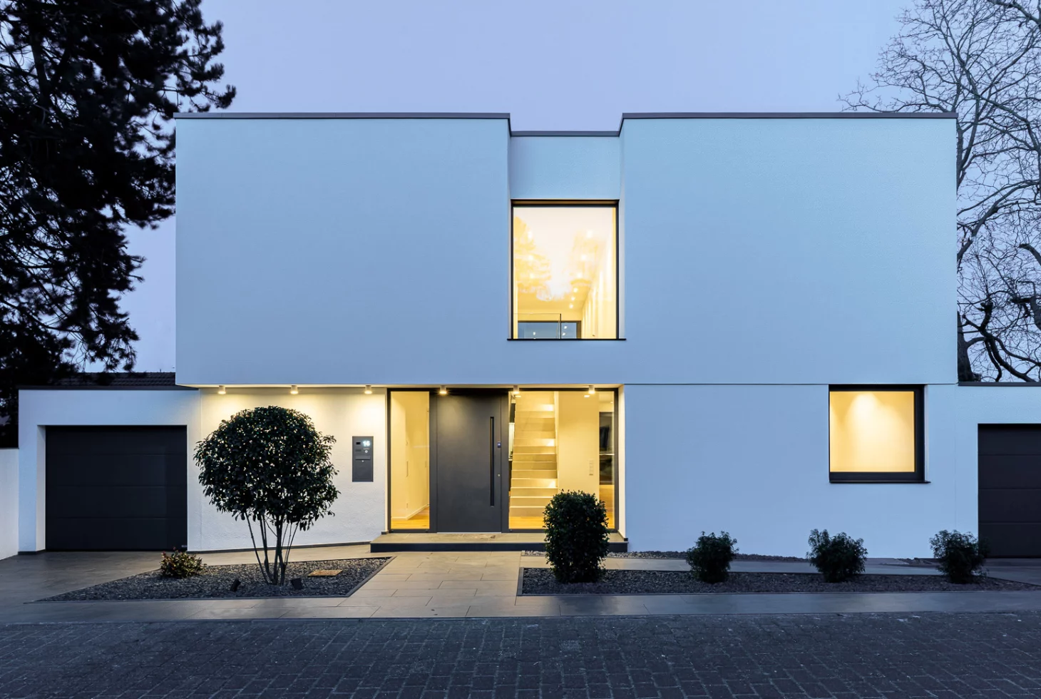 Weiß verputztes minimalistisches Einfamilienhaus