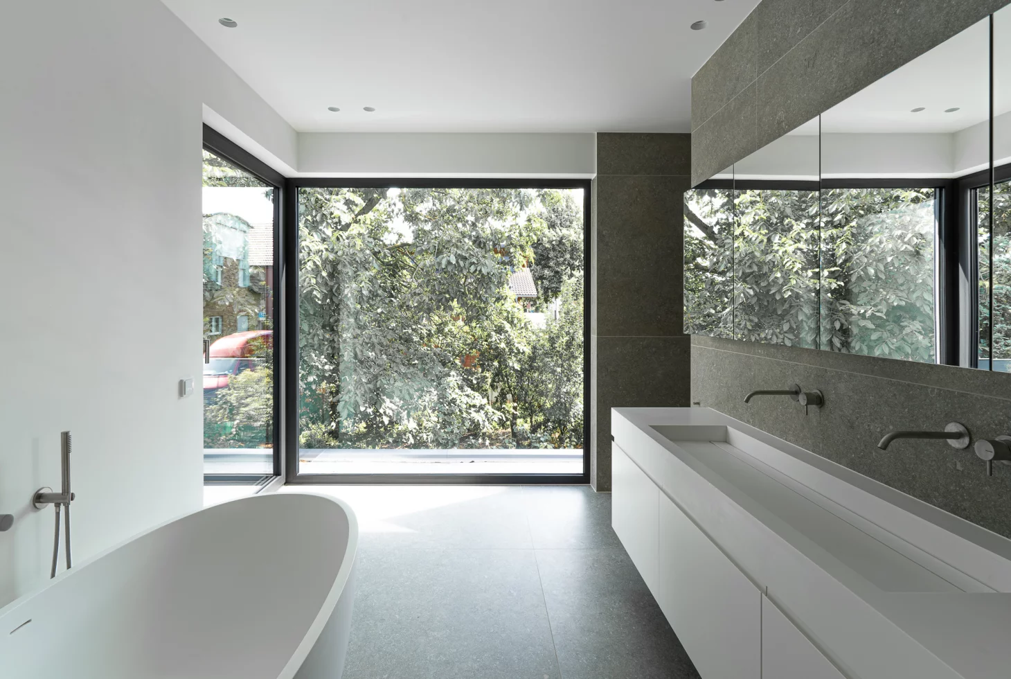 Exklusives Badezimmer mit minimalistischer Badewanne und Waschtischen