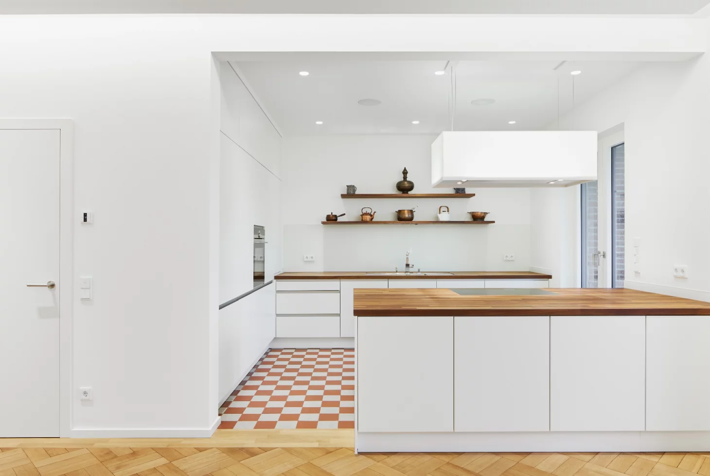 Minimalistische weiße Küche in Gruenderzeithaus mit Kachelfliesen