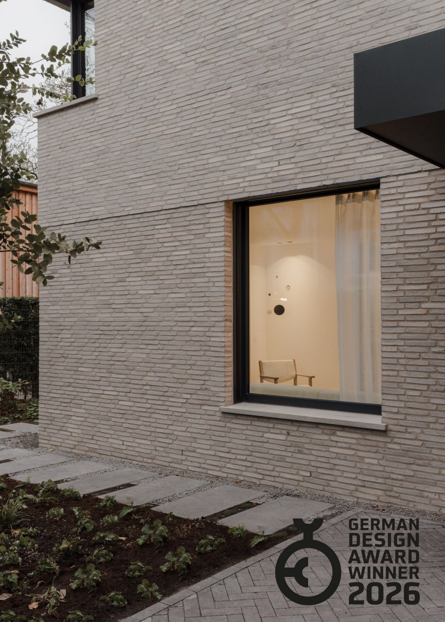 Wohnbereich mit großzügiger Fensterfront und doppelgeschossigem Kamin in Galerie