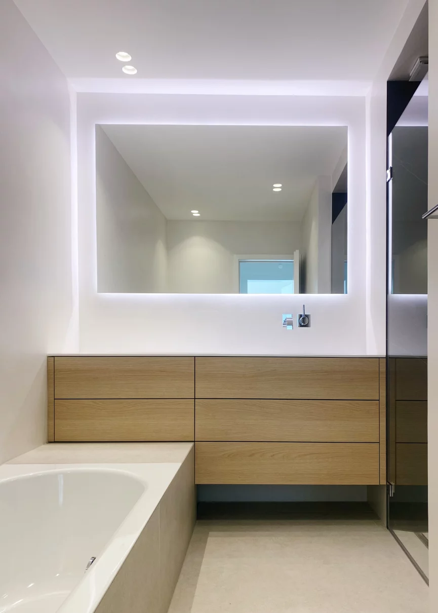 Minimalistisches Badezimmer mit einem Waschbeckenunterschrank aus Eiche