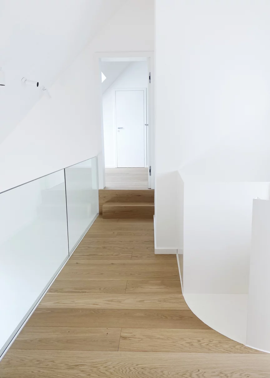 Galerie mit minimalistischer Glasbrüstung und Eicheparkett