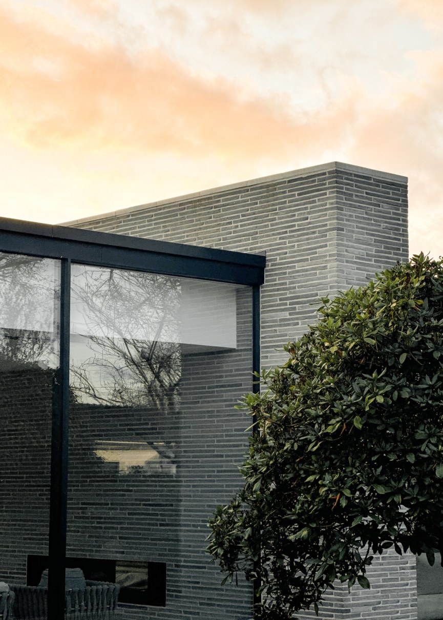 exklusives villendesign glaspavillion wasserband klinkerfassade detailaufnahme