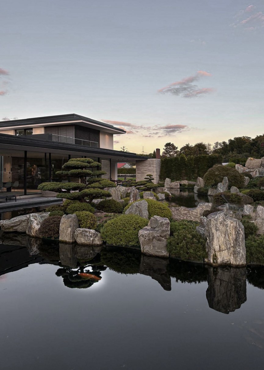 Gläserner Pavillon am Wasserband mit Blick in das Esszimmer