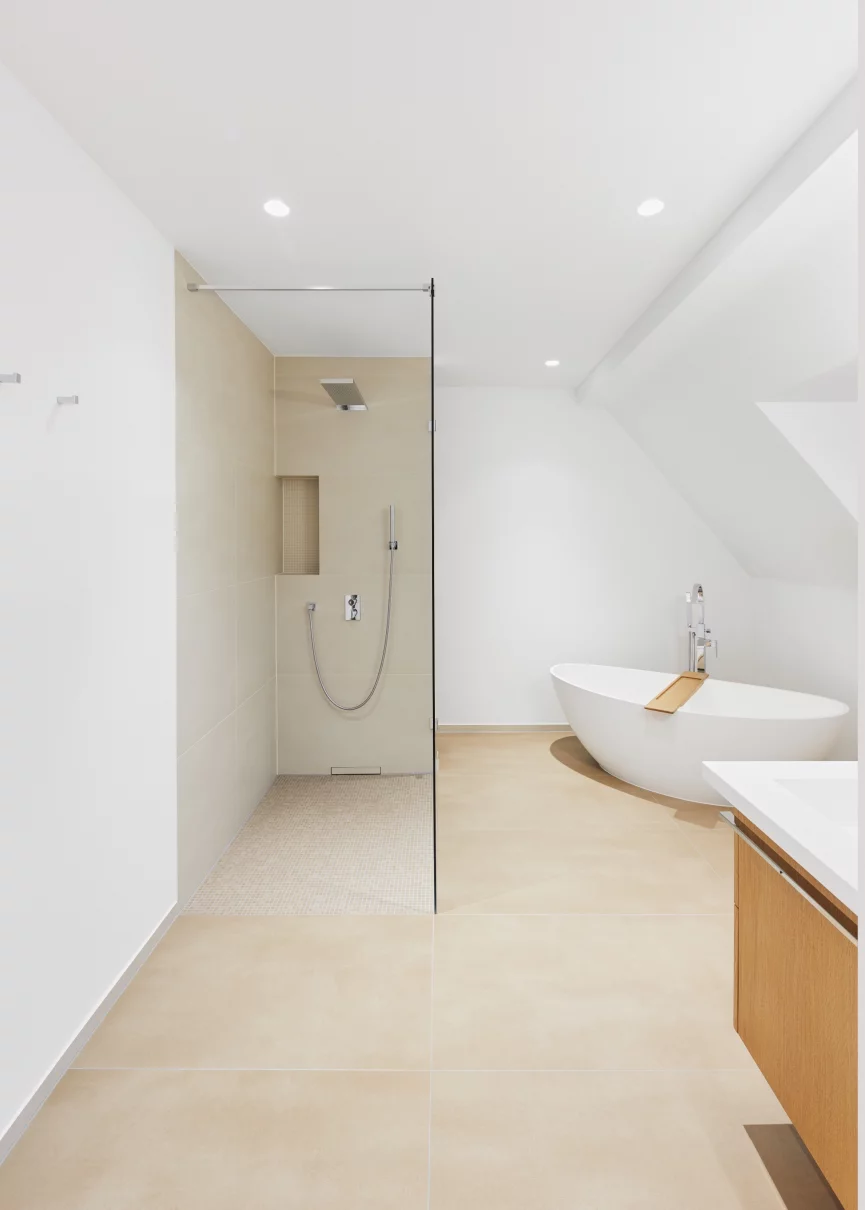 Minimalistisches Badezimmer in hellen Tönen mit freistehender Badewanne 