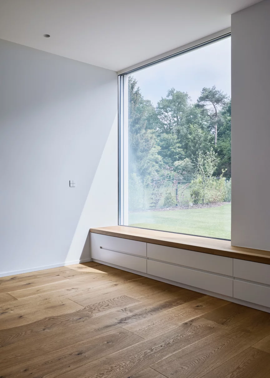 Panoramafenster mit minimalistischen Rahmenansichten und Sitzfensterbank